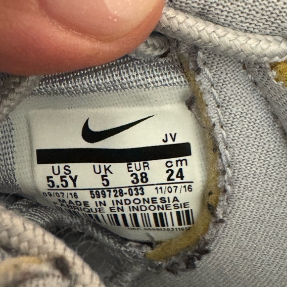 Nike Light Gray Sneakers with White Logo - Picture 9 of 10